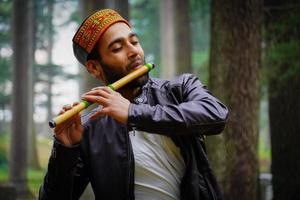 portrait himachali garçon dans la rue dans l'himalaya photo