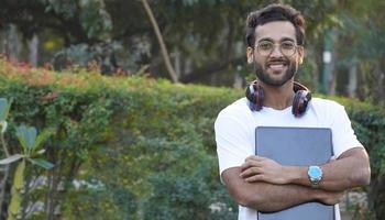 jeune étudiant avec ordinateur portable - homme avec des images d'ordinateur portable photo