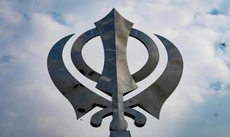 symbole du sikhisme image khanda dans le ciel photo