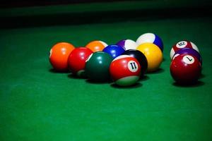 table de billard et boule dans un club house photo stock