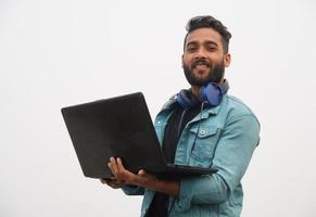 un jeune étudiant avec un concept d'éducation pour ordinateur portable et casque photo