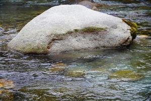 gros rocher dans la rivière image hd photo