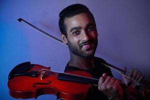 musicien jouant du violon. concept de musique et de tonalité musicale. photo