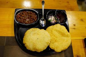 recette indienne chola bhatura aux oignons photo