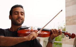 musicien jouant du violon. concept de musique et de tonalité musicale. photo