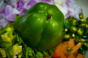 légumes frais affichés poivron et oignon photo