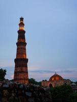 qutub minar- route qutab minar, delhi image vue du soir photo