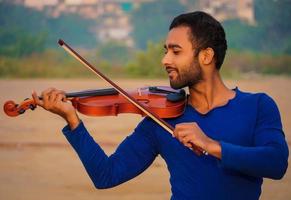 musicien jouant du violon. concept de musique et de tonalité musicale. images de silhouette de musicien homme photo