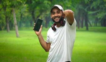 homme avec téléphone portable et casque heureux photo