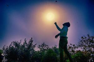 homme indien en action d'attraper une balle dans un match de cricket photo