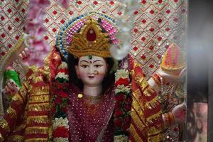 mignon adishakti devi durga devi statue dans le temple photo