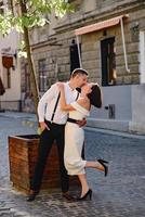 beau couple élégant à un rendez-vous dans les rues de la vieille ville. photo