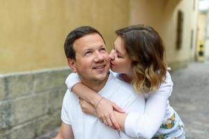 un couple amoureux dans les rues du vieux pont photo