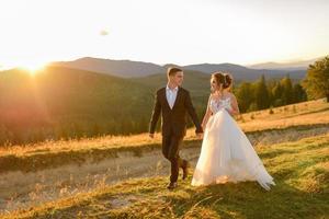 photographie de mariage à la montagne. la mariée et le marié s'étreignent étroitement. photo