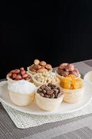 panier de gaufres avec grains de café, noix de coco, raisins secs, amandes, cacahuètes, noisettes et pignons photo