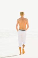 un homme marchant au bord de la mer photo