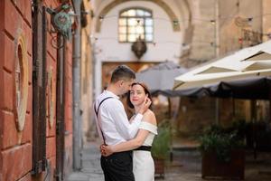 beau couple élégant à un rendez-vous dans les rues de la vieille ville. photo