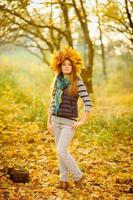 portrait d'une jeune fille dans le parc en automne. photo