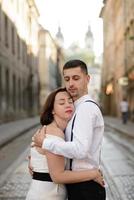 beau couple élégant à un rendez-vous dans les rues de la vieille ville. photo