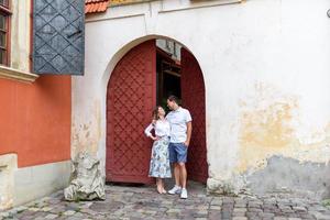 un couple amoureux dans les rues du vieux pont photo