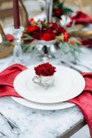 décoration de mariage d'hiver avec des roses rouges photo