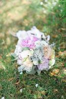 bouquet de mariée sur l'herbe photo