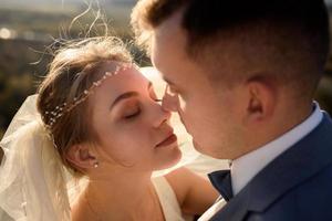 portrait en gros plan de la mariée et du marié un instant avant le baiser. photo