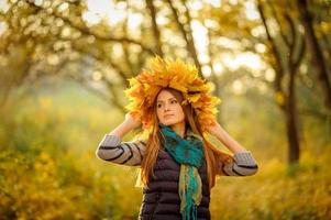 portrait d'une jeune fille dans le parc en automne. photo