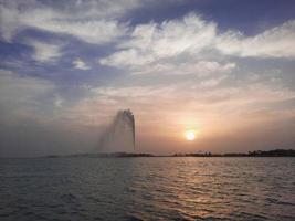 incroyable coucher de soleil coloré à la corniche de jeddah photo