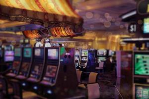 machines de casino dans la zone de divertissement la nuit