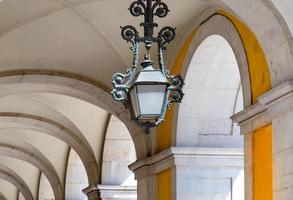 arche de la place du commerce à lisbonne dans le centre-ville historique photo