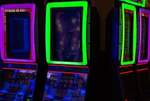 machines de casino dans la zone de divertissement la nuit photo