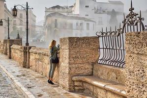 célèbre arche du pont de puente nuevo dans le centre-ville historique de ronda photo