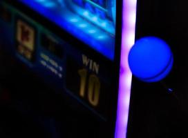 machines de casino dans la zone de divertissement la nuit photo