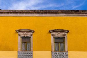 mexique, attraction touristique de morelia rues colorées et maisons coloniales dans le centre historique photo