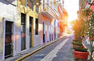 rues de san juan par une belle journée ensoleillée photo