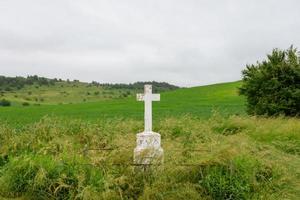 croix chrétienne sur fond de champ vert. photo