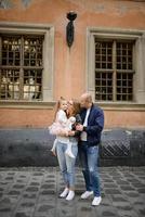 les parents et leur fille sont assis sur les marches d'une vieille église. photo