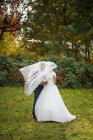 la mariée et le marié sur le fond du parc d'automne. photo