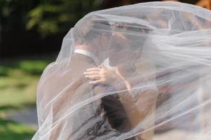 les mariés se sont réfugiés sous un léger voile. photo