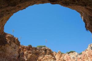 belles formations géologiques en algarve, portugal, près de benagil. journée ensoleillée, portugal photo