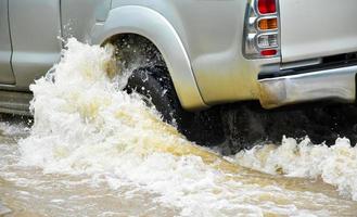 voiture de ramassage et véhicule dans les eaux de crue, assurance automobile et concept de situation dangereuse. photo