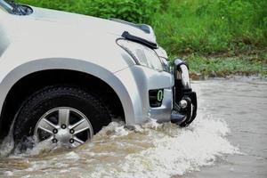 voiture de ramassage et véhicule dans les eaux de crue, assurance automobile et concept de situation dangereuse. photo