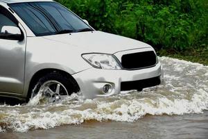 voiture de ramassage et véhicule dans les eaux de crue, assurance automobile et concept de situation dangereuse. photo