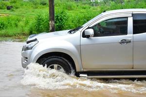 voiture de ramassage et véhicule dans les eaux de crue, assurance automobile et concept de situation dangereuse. photo