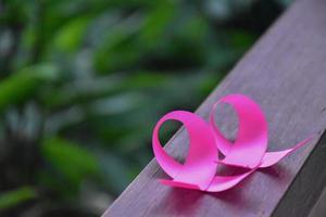ruban rose, symbole de la campagne contre le cancer du sein. photo