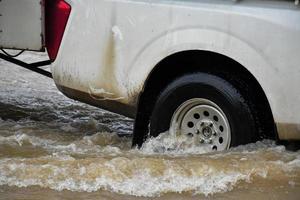 voiture de ramassage et véhicule dans les eaux de crue, assurance automobile et concept de situation dangereuse. photo