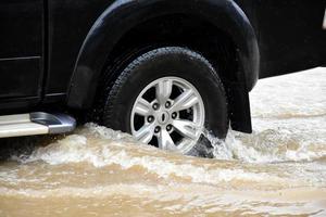 voiture de ramassage et véhicule dans les eaux de crue, assurance automobile et concept de situation dangereuse. photo