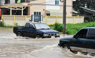 voiture de ramassage et véhicule dans les eaux de crue, assurance automobile et concept de situation dangereuse. photo