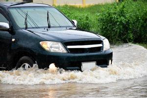 voiture de ramassage et véhicule dans les eaux de crue, assurance automobile et concept de situation dangereuse. photo